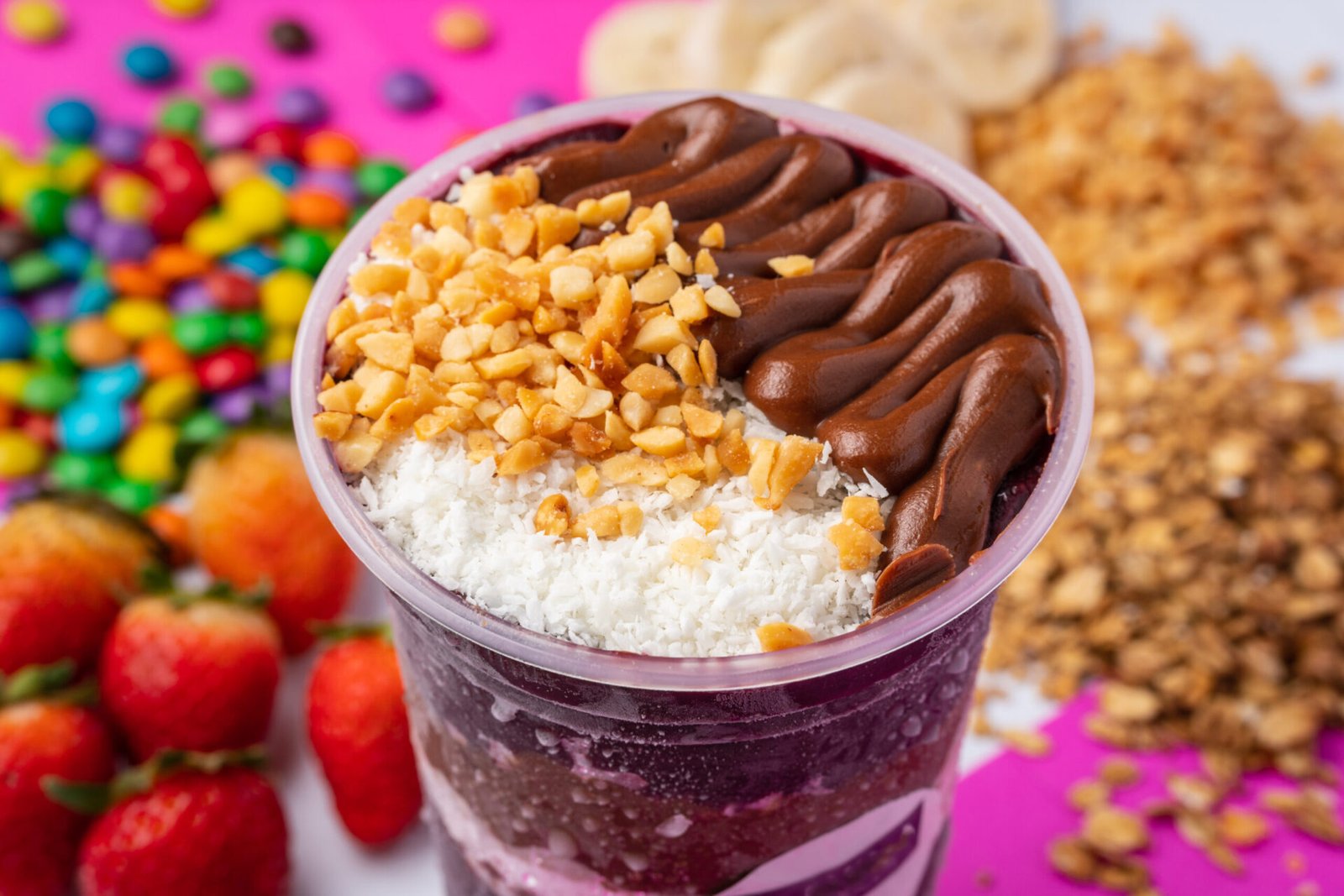 Imagem de um copo de açaí com toppings variados.